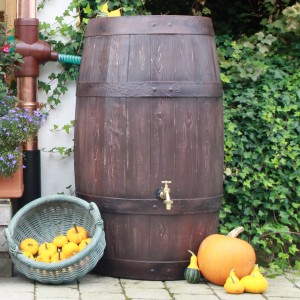 Arves Regentonne Barrique 250 l, dunkelbraune Regentonne in Holzfassoptik mit Wasserhahn.