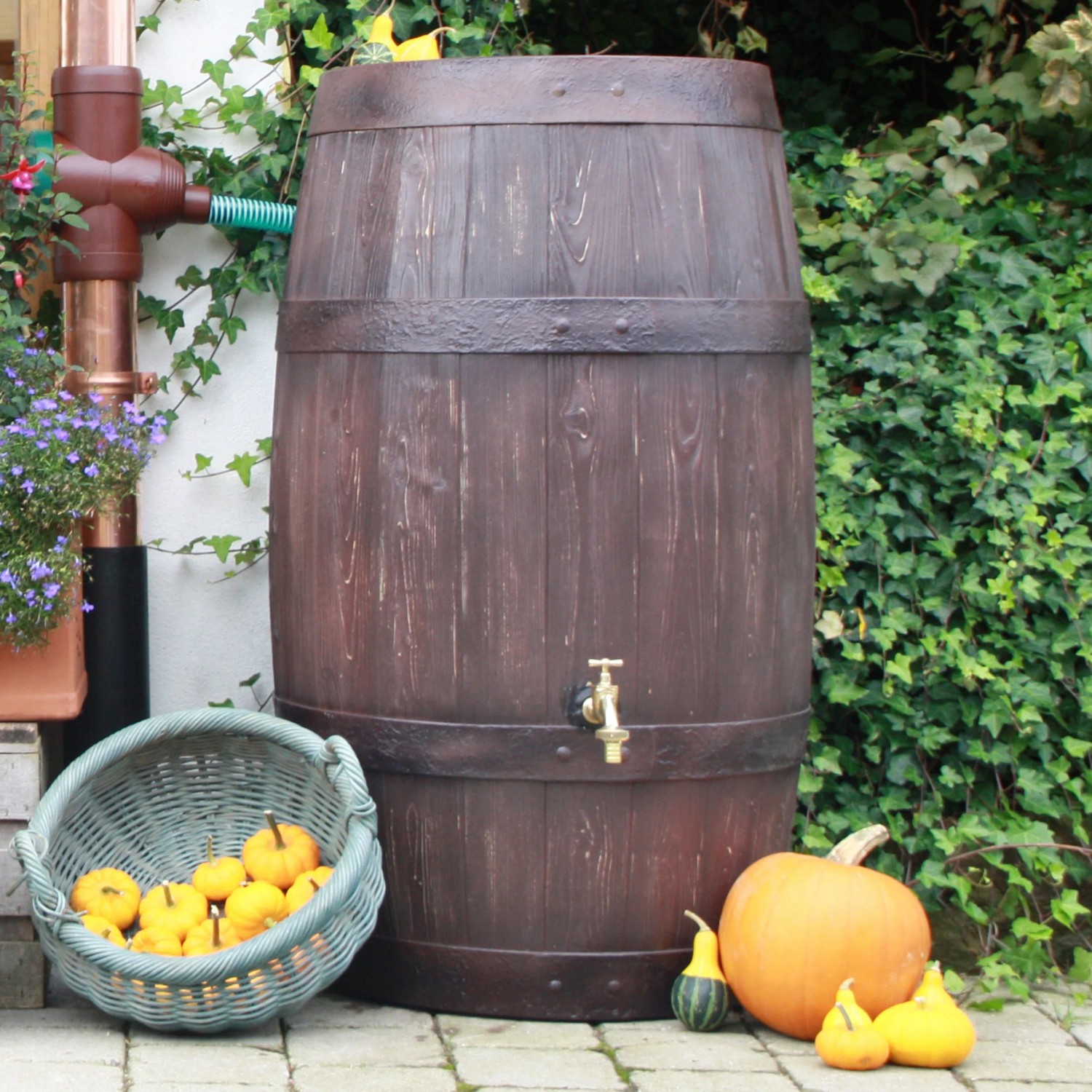 Arves Regentonne Barrique 250 l, dunkelbraune Regentonne in Holzfassoptik mit Wasserhahn.