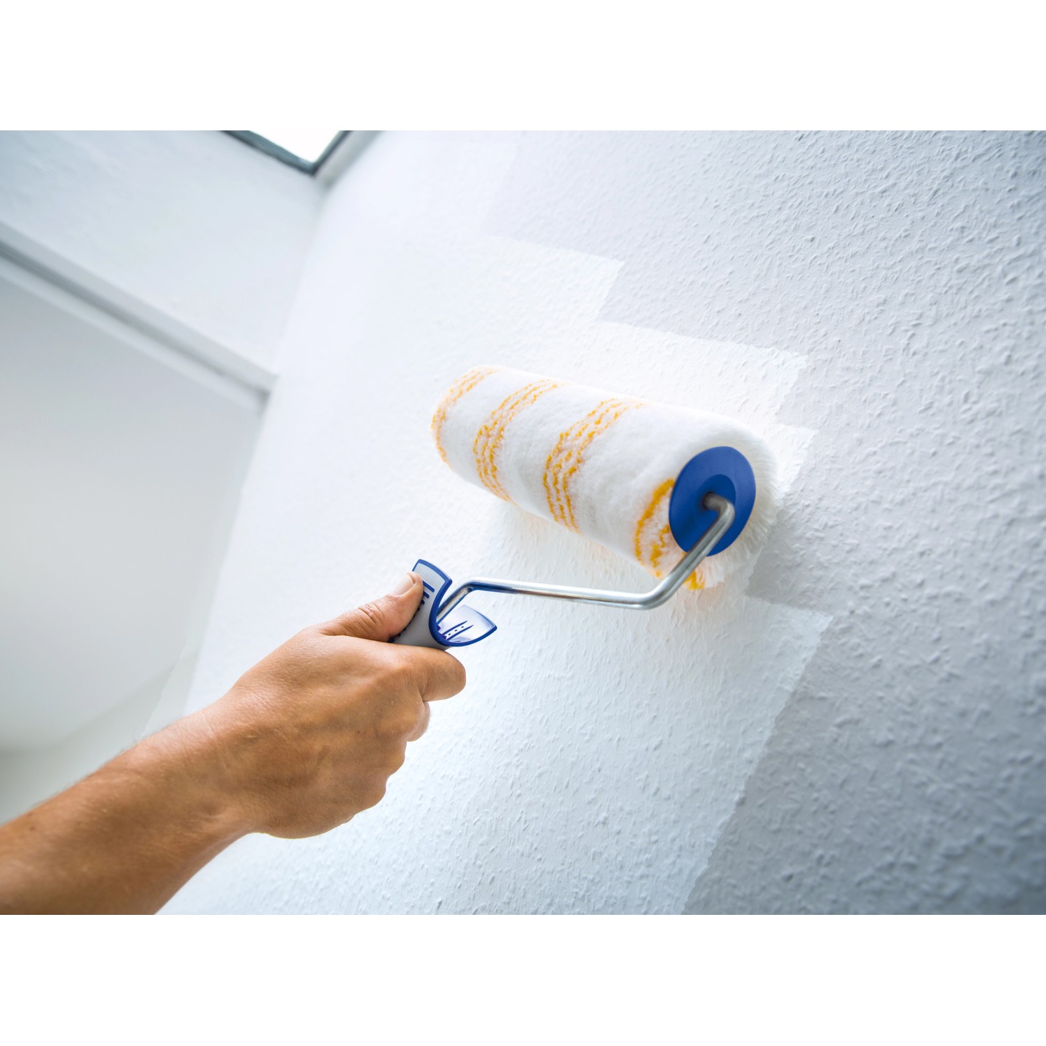 LUX Dispersionswalze 25cm beim Streichen einer Wand mit Struktur.