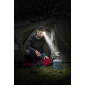 Mann mit Energizer Vision HD+ LED Kopflampe beim Camping vor Zelt und Lampe.