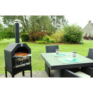 Buschbeck Pizzaofen im Garten mit Pizza, Grillrost und Pizzastein. Fahrbarer Grillkamin mit Staufach.