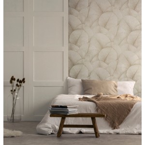 Beige Vliestapete Kumano 2 Floral Natur von Marburg im Schlafzimmer mit floralem Muster.