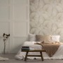 Beige Vliestapete Kumano 2 Floral Natur von Marburg im Schlafzimmer mit floralem Muster.