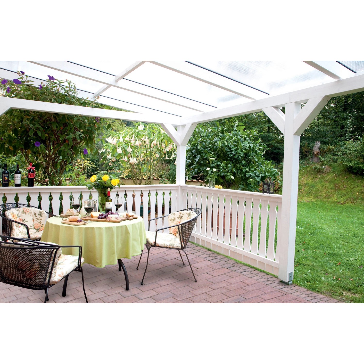 Freistehende Skan Holz Terrassenüberdachung Siena, 434x400 cm, Eiche hell, mit Tisch und Stühlen.