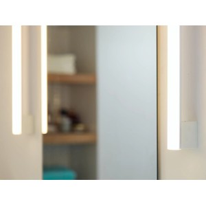 Philips LED-Leuchtmittel S14S in Röhrenform, warmweißes Licht im Badezimmer.