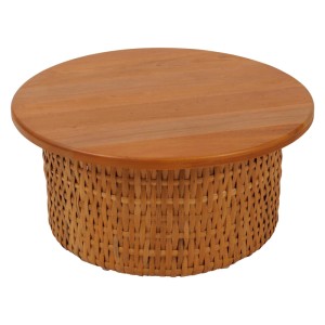 Runder Couchtisch aus Mahagoni mit Rattan-Fuß, Ø 75 cm. Wohnzimmertisch mit Holzplatte und geflochtenem Sockel.