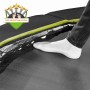 Detailaufnahme: Fuß auf schwarzem Exit Toys Bodentrampolin Silhouette Sports mit Fußschutzsystem.