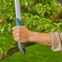 Gardena EasyCut L Astschere in Aktion: Baum schneiden mit Bypass-Schneidprinzip.