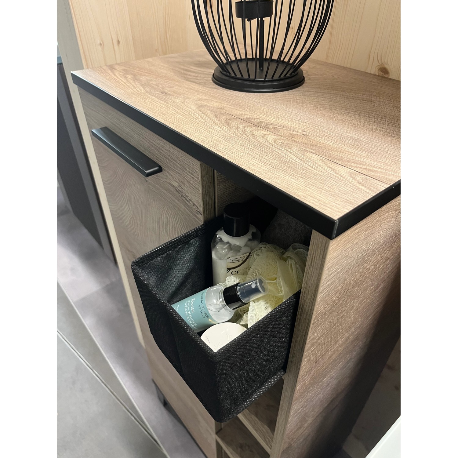 Schwarzes Fackelmann Universalkörbchen Textil (13x12x28cm) im Badezimmerregal.