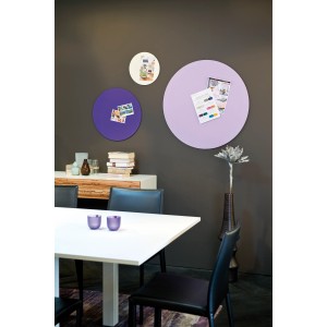 Wand mit runden Magnetflächen in Lila, Grau und Weiß, genutzt als Memoboard.