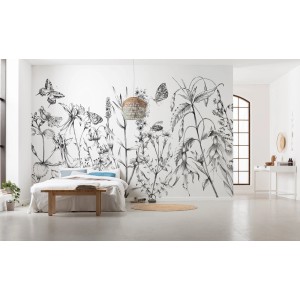 Komar Vliestapete Butterfly Field (400x250 cm) im Schlafzimmer, mit Blumen- und Schmetterlingsmotiv.