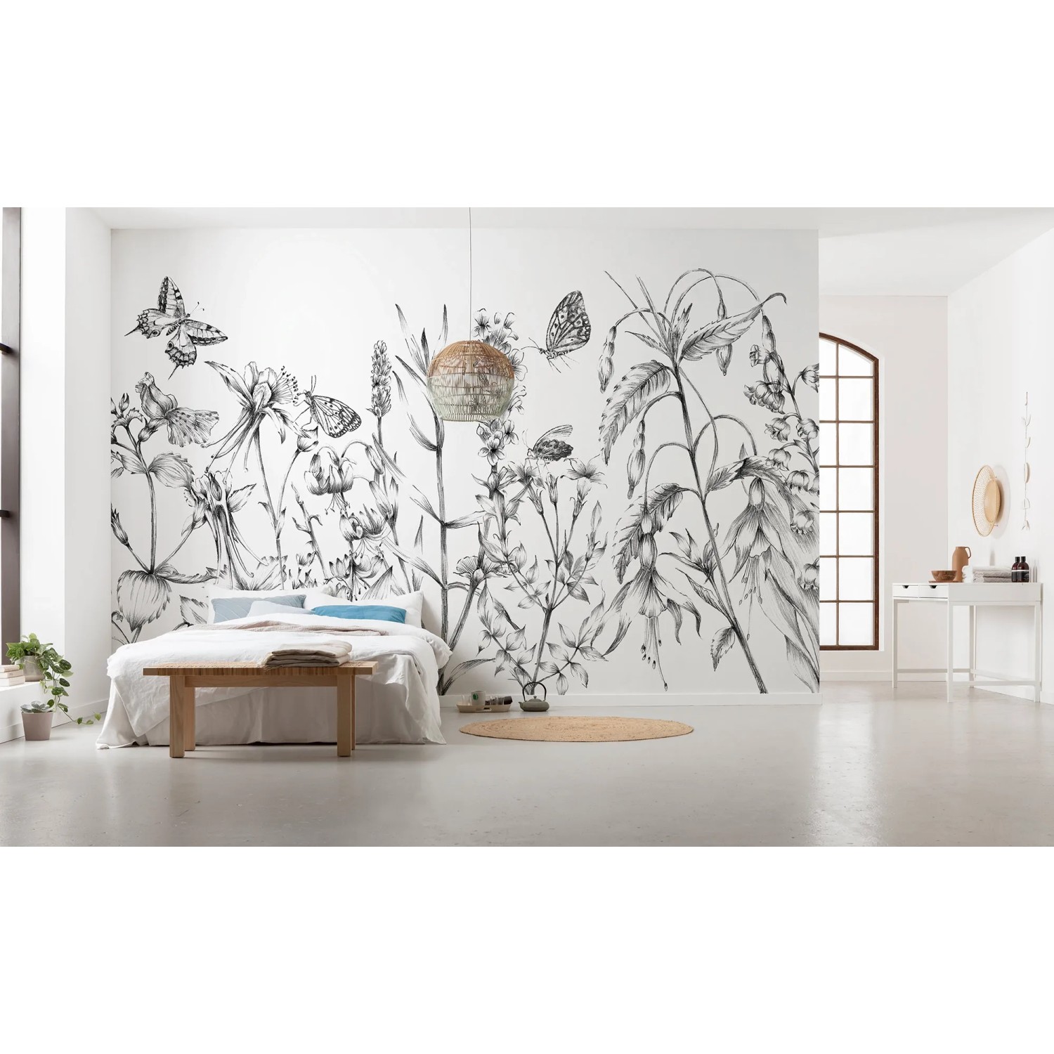 Komar Vliestapete Butterfly Field (400x250 cm) im Schlafzimmer, mit Blumen- und Schmetterlingsmotiv.