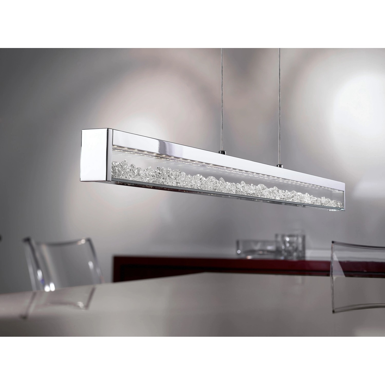 Moderne Eglo LED-Pendelleuchte Cardito mit Chrom-Gehäuse und klaren Glaskristallen.