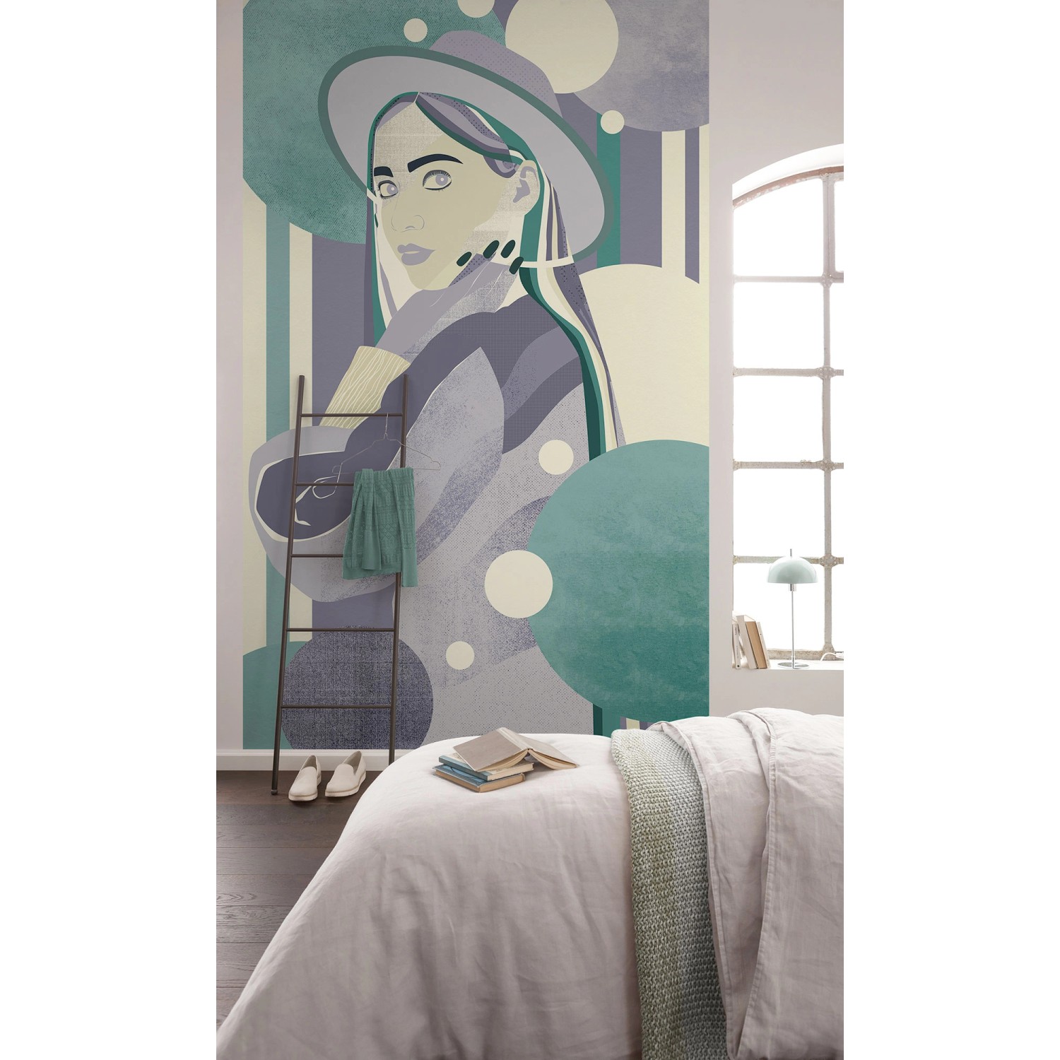 Komar Vliestapete City Map, mehrfarbig, 150x250cm, im Schlafzimmer mit Leiter und Bett.