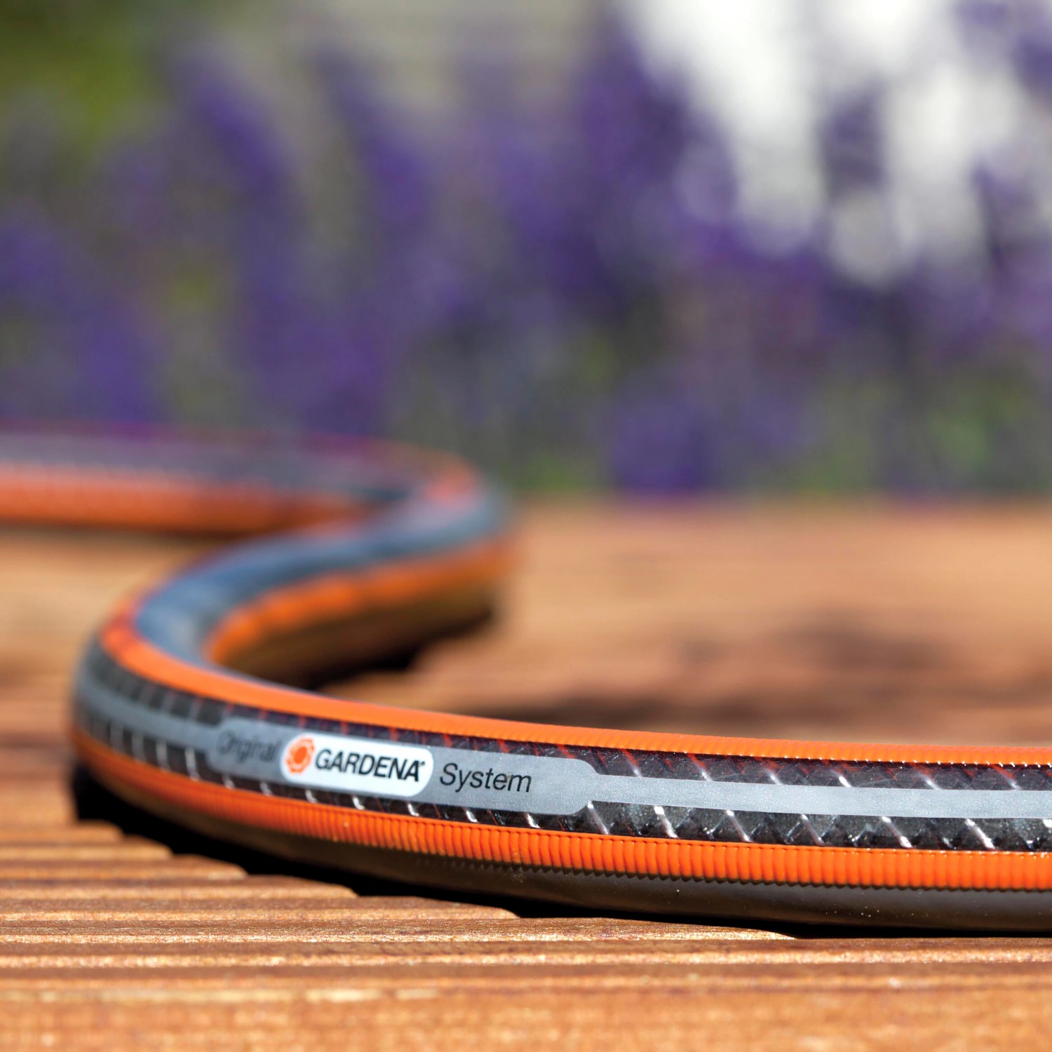 Gardena Comfort High Flex Gartenschlauch, Ø 13 mm, 15 m, mit Power Grip auf Holz