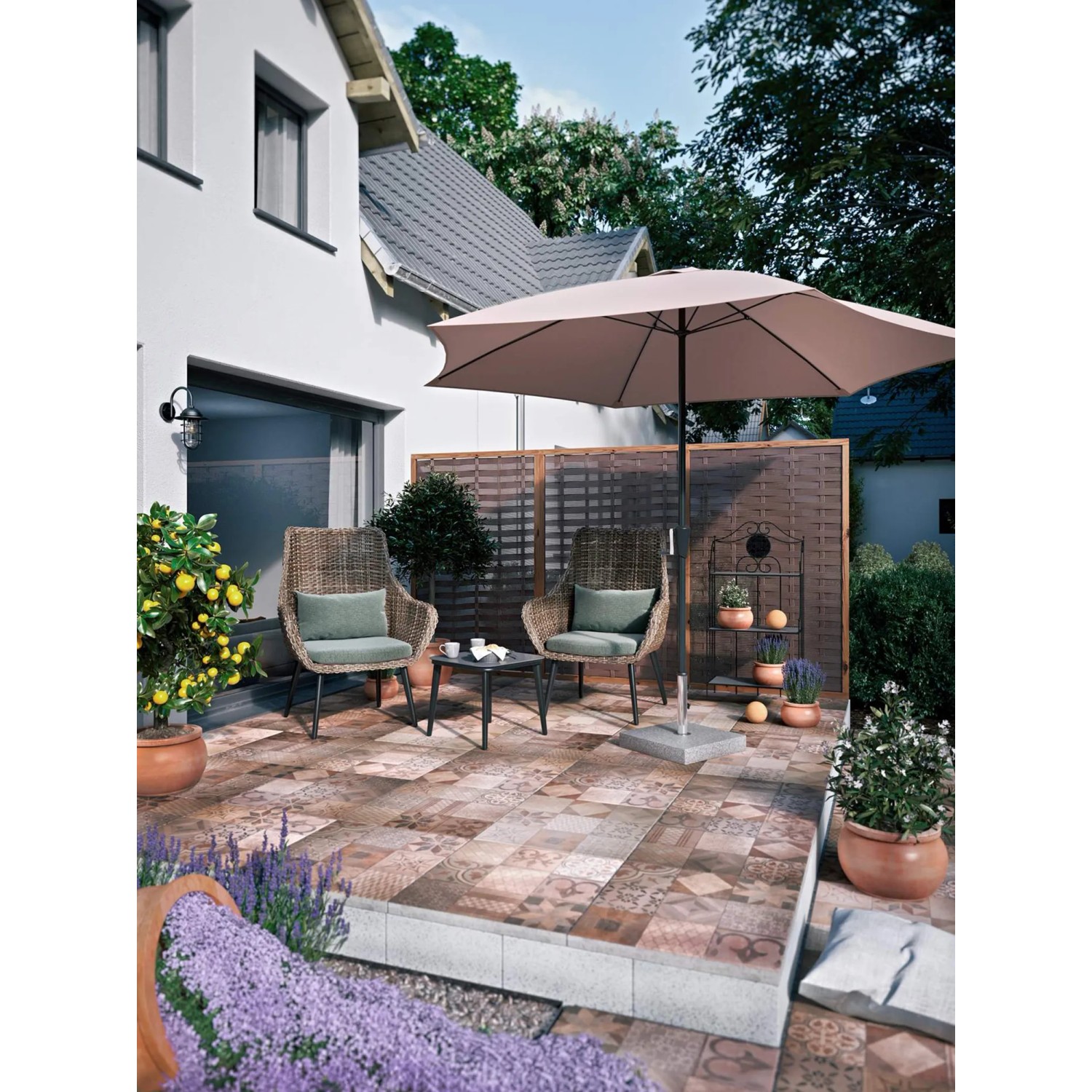 Four Seasons Courtyard Terrassenschirm Rund, 2,7 M, Polyester, Mit Kurbel & Neigungsfunktion, Taupe