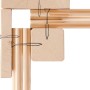 Detailaufnahme der Eckverbindung eines Karibu Holz-Gartenhauses mit Schrauben.
