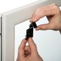 Montage des schwarzen Gardinia Thermo Rollos EasyFix am Fensterrahmen.