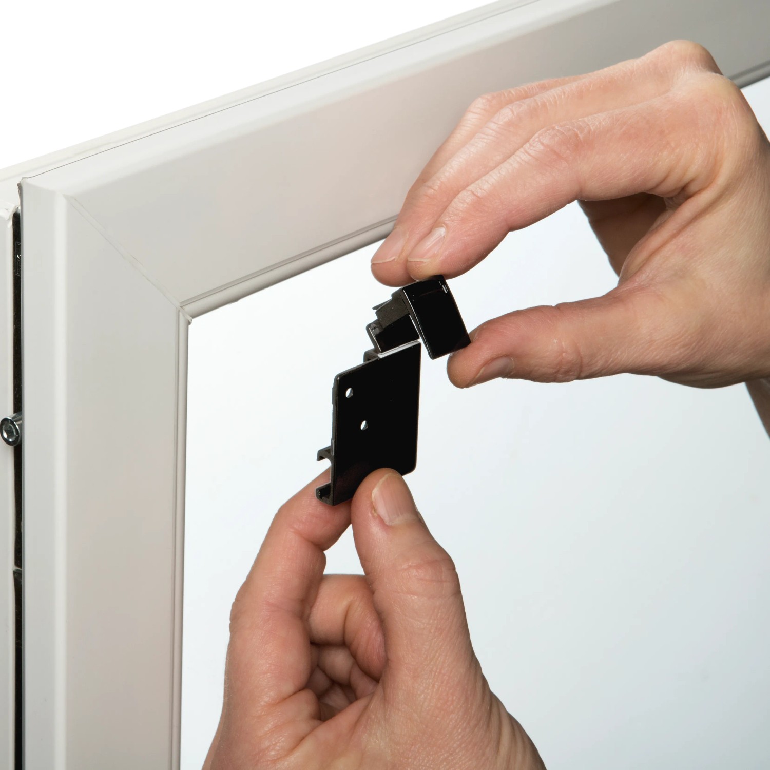 Montage des schwarzen Gardinia Thermo Rollos EasyFix am Fensterrahmen.