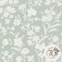 Laura Ashley Vliestapete Rye Sage Green mit floralem Muster in Weiß auf Grün.