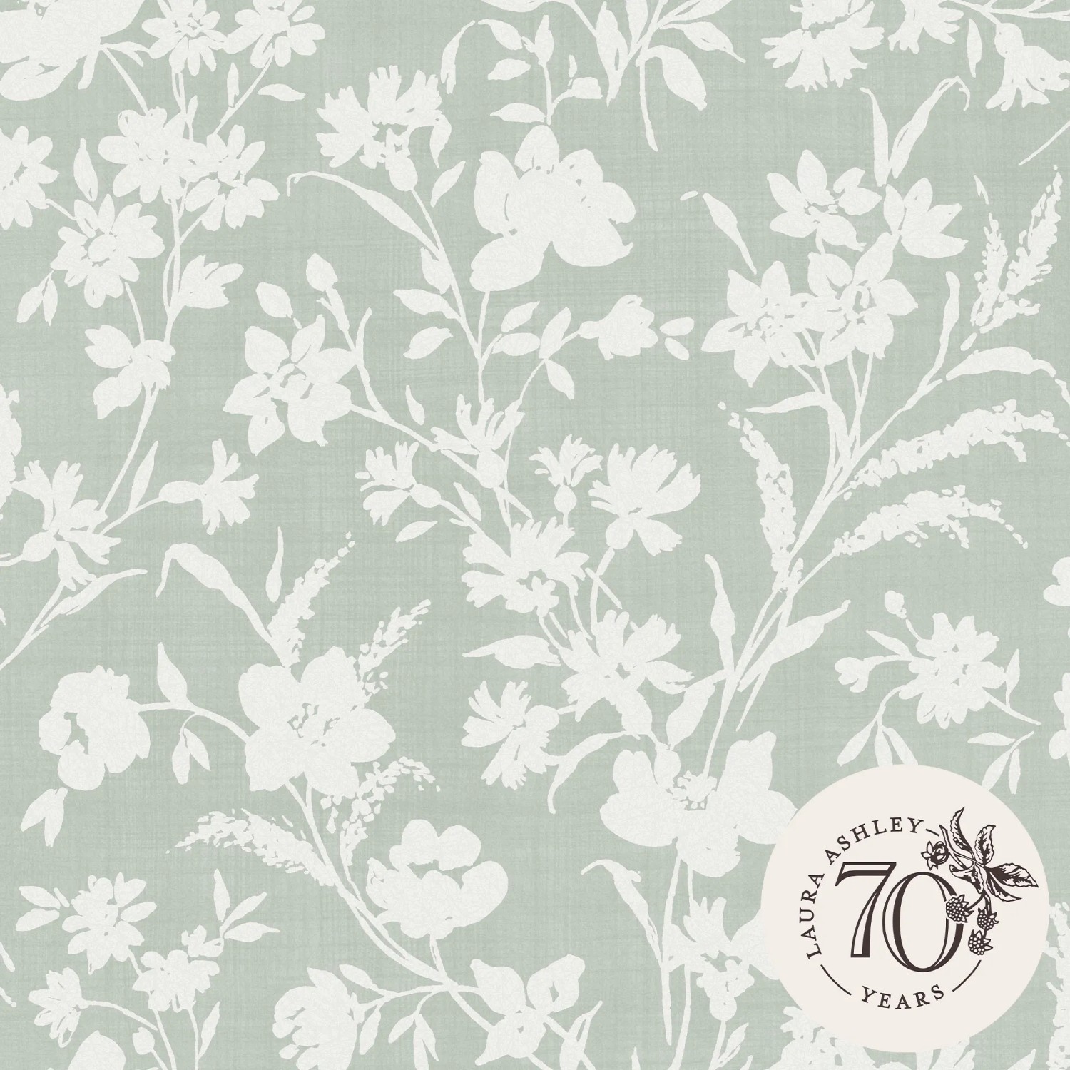 Laura Ashley Vliestapete Rye Sage Green mit floralem Muster in Weiß auf Grün.