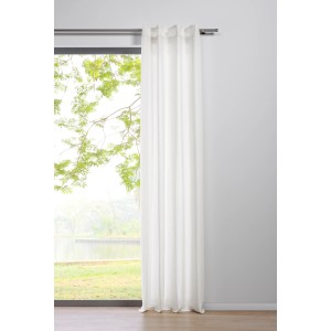 Weißer Mydeco Schlaufenschal Mood, halbtransparent, vor Fenster mit Blick ins Grüne.