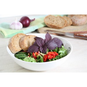 Salat mit frischem, rotem Shiso Perilla Kraut. Küchenkräuter für Salat, Pesto und mehr.