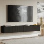 Schwarzes Selsey TV-Hängeboard Veldio mit geriffelter Lamellenfront unter TV. Modernes TV-Möbel mit Stauraum.