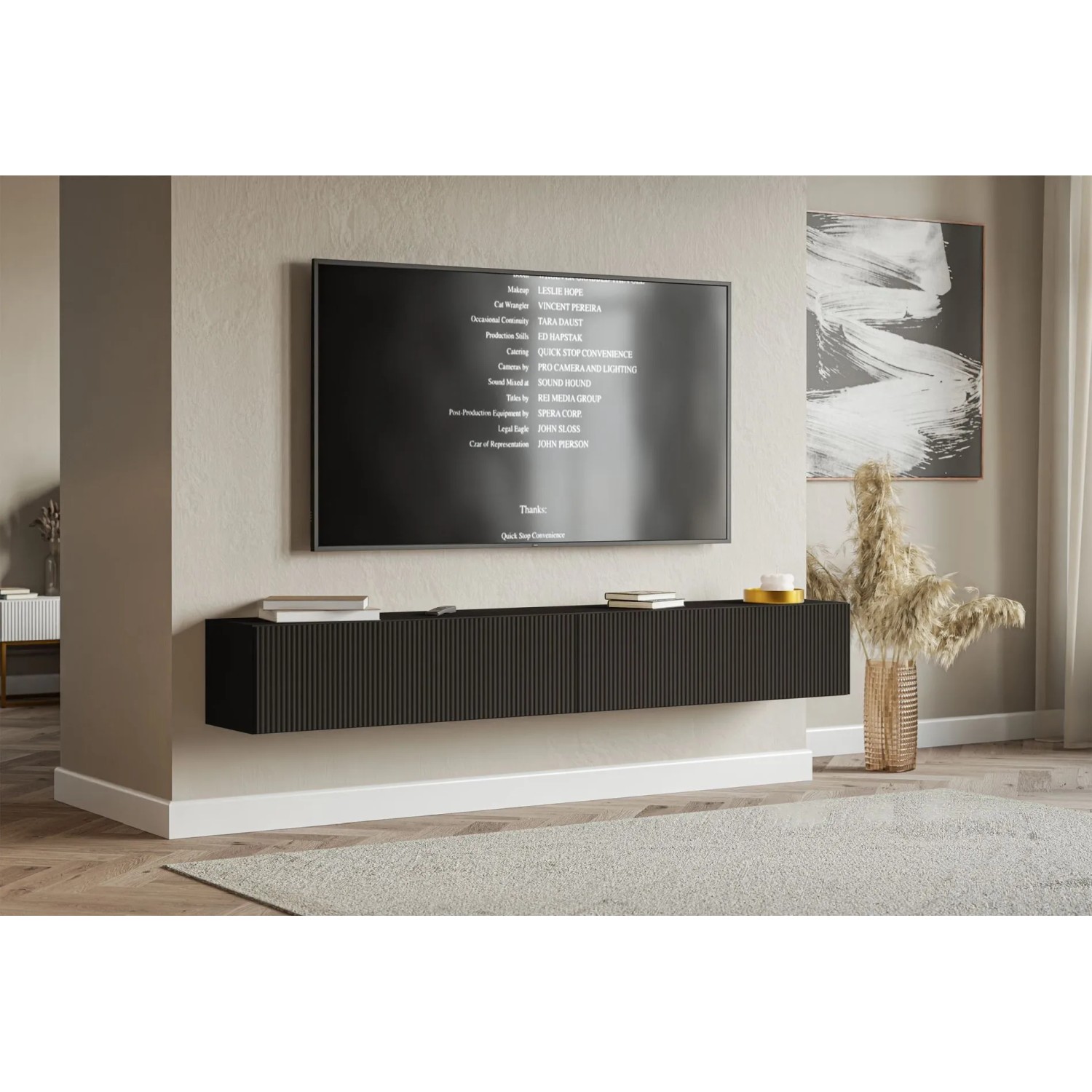 Schwarzes Selsey TV-Hängeboard Veldio mit geriffelter Lamellenfront unter TV. Modernes TV-Möbel mit Stauraum.