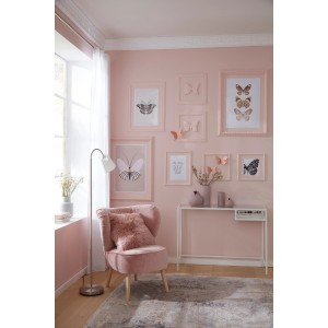 Rosa Wohnzimmer mit Zierprofil Gianna an der Decke und Wanddekoration mit Schmetterlingsmotiven.