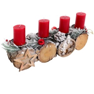 Adventsgesteck mit vier roten Kerzen, Holzdeko und Weihnachtskugeln.