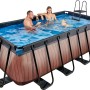 Rechteckiger EXIT Wood Pool in Braun mit Stahlrahmen, Poolleiter und Familie im Wasser.