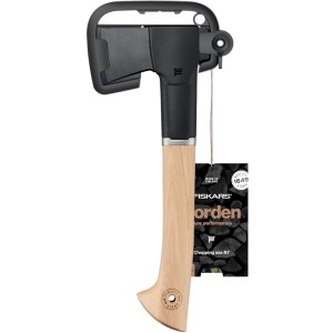 Fiskars Universalaxt Norden N7 mit Hickory-Holz Griff und schwarzem Axtkopf.