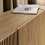 Selsey Nolie Sideboard aus geölter Eiche. Detail der geriffelten und glatten Fronten, Buch auf der Ablage.