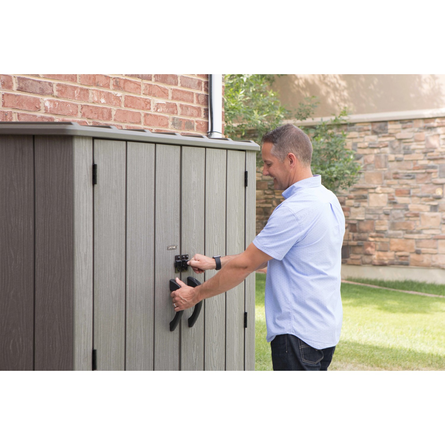 Lifetime Gartenschrank (136x70x172cm) beim Öffnen. Grauer Kunststoff in Holzoptik. Ideal für Gartengeräte.