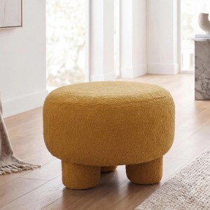 Senfgelber MCW Hocker Q49 mit Bouclé-Stoffbezug und drei Füßen.