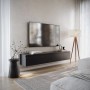 Schwarzes Selsey TV-Hängeboard Bemmi 175 cm, schwebend unter TV in modernem Wohnzimmer. Zwei Klappfächer, matte Oberfläche.