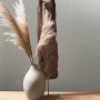 Graue Marburg Tapete in Metalloptik mit Schimmer, kombiniert mit Deko-Elementen auf einem Holztisch.
