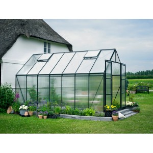 Helles Halls Gewächshaus Magnum 148 aus Alu mit Doppelstegplatten im Garten.