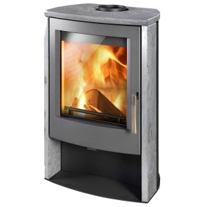 Thorma Alvesta II Kaminofen, 7,5 kW, Speckstein grau, mit Feuer im Brennraum.