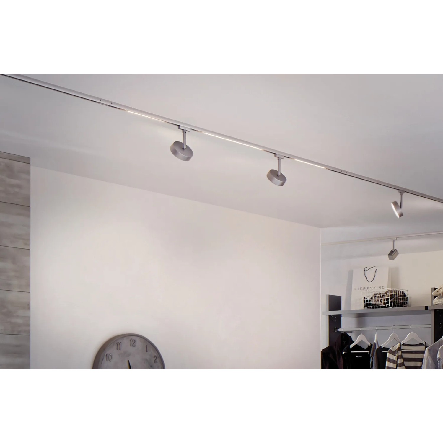 Paulmann URail Schienensystem mit LED-Spots Circle, Chrom matt, im Wohnraum.