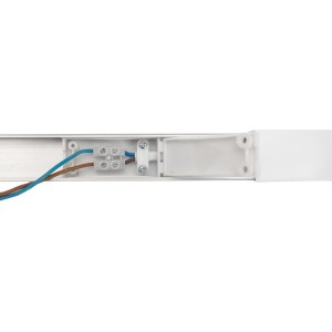 Detailaufnahme der grauen LED-Feuchtraumleuchte Strip 120 cm mit geöffnetem Anschlussbereich.