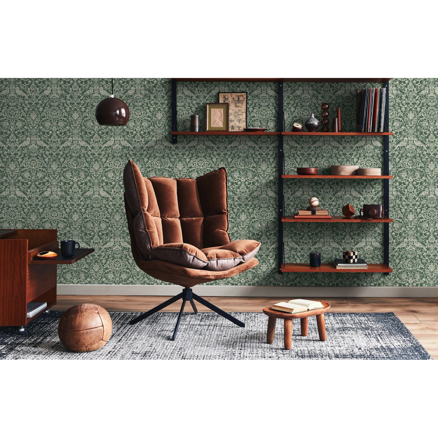 Grüne Marburg Vliestapete mit Blätter- und Vogelmuster im modernen Wohnraum.