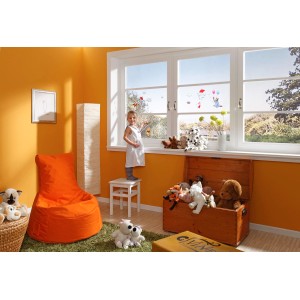 Kinderzimmer mit Winnie Pooh Fensterstickern (30x30cm) an einem Fenster.