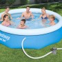 Blauer Bestway Fast Set Pool (Ø 305 cm) mit Familie im Garten, inklusive Filterpumpe.