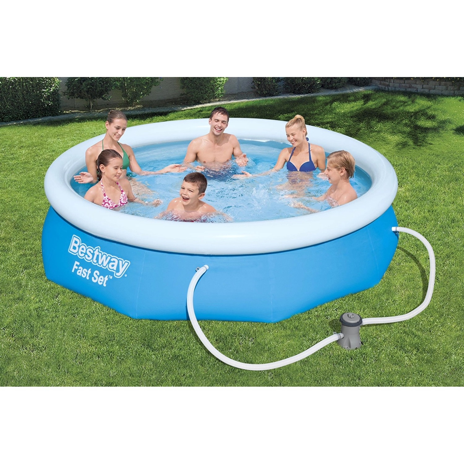 Blauer Bestway Fast Set Pool (Ø 305 cm) mit Familie im Garten, inklusive Filterpumpe.