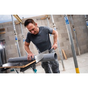 Mann sägt graues Rohr mit wolfcraft Japansäge 330 mm auf Werkbank. Handsäge für präzise Schnitte.