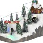 Beleuchtete Luville Berglandschaft mit Skifahrern und Häusern, batteriebetrieben, als Weihnachtsdekoration.