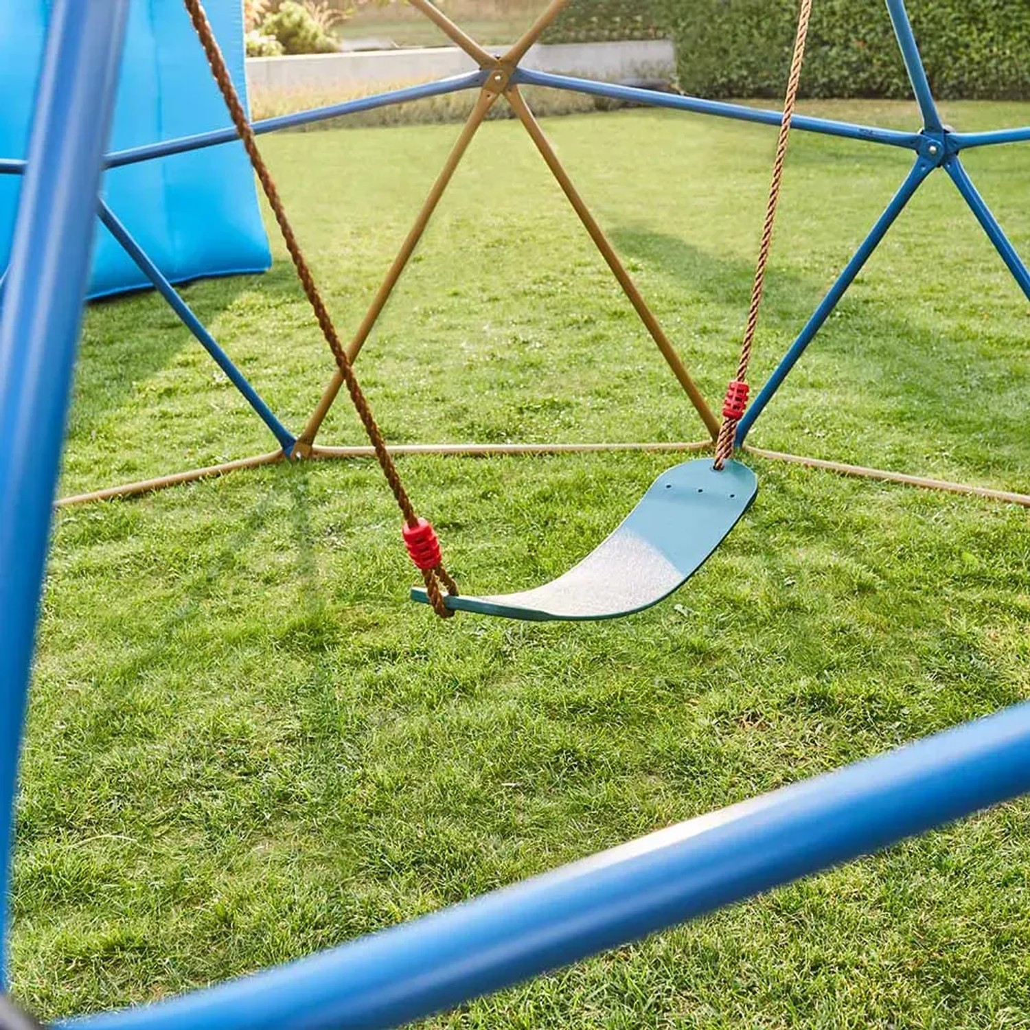 Detailaufnahme: Home Deluxe Klettergerüst Matti mit Schaukel im Garten.
