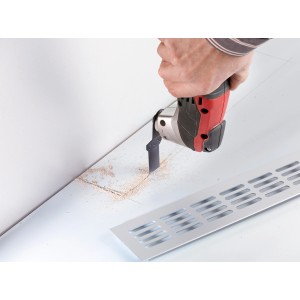 kwb Multi-Tool mit Sägeblatt im Einsatz, Zubehör für Multifunktionswerkzeuge.